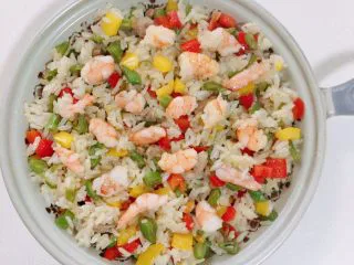 蔬菜虾仁焗饭,将炒好的蔬菜饭盛出，摆上虾仁