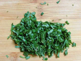 迷迭香玛芬蛋糕（制作耗时最短）,将迷迭香切碎待用。