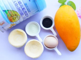 网红蛋挞皮芒果酥,🍒准备材料🍒:芒果1个,蛋挞皮10个,鸡蛋1个,黑芝麻适量,澳优爱优奶粉1勺。