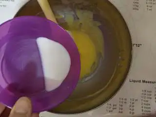 脆皮冰淇淋蛋糕,蛋黄中加入24克牛奶搅拌均匀