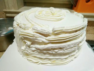 麋鹿奶油蛋糕,用裱花袋在蛋糕体表面摸一圈，这样会抹得均匀