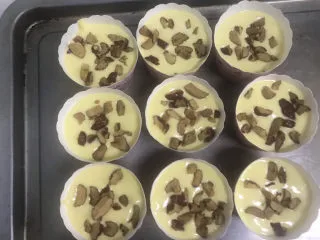 玉米面杯子蛋糕(少油少糖粗粮蛋糕),震几下震出气泡,再撒上红枣碎