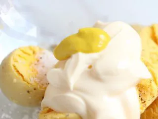 绿色美食+鱼子酱魔鬼蛋,再加入黄芥末酱。