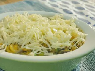 芝士南瓜焗意面,移入耐高温的容器里,撒上马苏里拉芝士碎。这种芝士的拉丝效果最好,喵姐每次跟我去超市都指定要买它。