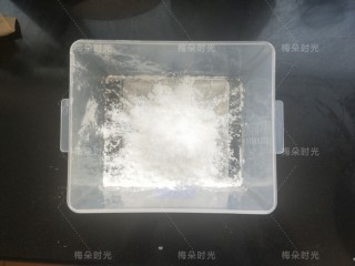 纸杯蛋糕(不塌不裂),白糖30克加玉米淀粉7克,混合均匀。