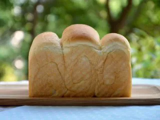 北海道吐司（70%冷藏中种）,烤箱预热180度，无需刷蛋液，不用盖子，中下层烤40分钟