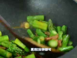 又香又嫩，这对西餐的CP用中式做法来处理也很好吃,再炒1分钟即可。