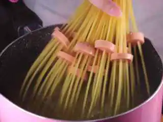 教你一个拌面的新吃法，口感爽滑劲道,锅烧热，加入适量的清水，水烧开后，将意面下锅煮。