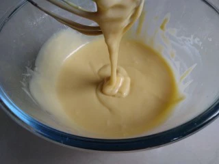 圣诞树根蛋糕,拌匀,再加入剩余的两个蛋黄,拌成细腻的蛋黄糊