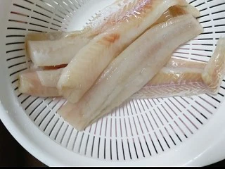芙蓉鳕鱼锅贴,冲洗一遍鳕鱼,捞起控干水分