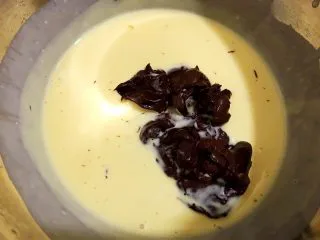 醇厚浓郁的巧克力慕斯蛋糕,融化后加入到前面做好的蛋奶糊里拌匀