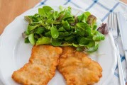 手把手教你做炸肉片(简单易学,美味可口的炸肉片做法)