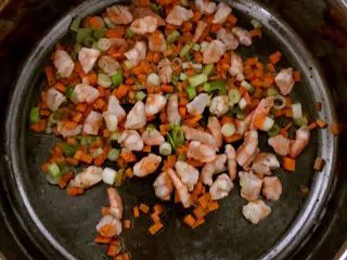 什锦虾仁焗饭,加入花椒粉，虾仁和胡箩卜煸炒2分钟