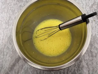 无油肉松蛋糕卷,用蛋抽,搅打成,细腻的蛋黄糊