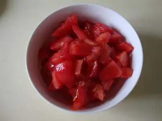 西西里肉丸意面,西红柿去皮切粒