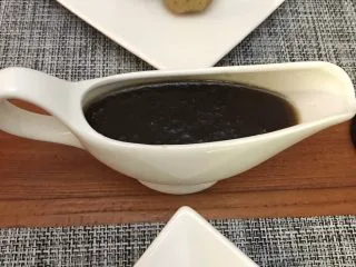 鲍汁焗小排淋酸甜洋葱酱,把酱汁倒进酱汁壶待用