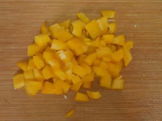 蔬菜虾仁焗饭,黄椒切小块