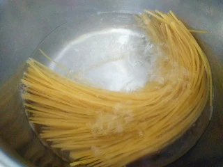 简单版意大利面，在家也能吃出西餐厅味道,锅内加适量水烧开，放入意面煮10分钟左右至面熟透无干芯。