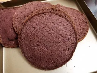 醇厚浓郁的巧克力慕斯蛋糕,戚风蛋糕分成5个薄片