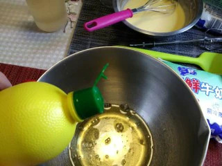 烘焙入门戚风蛋糕,蛋清里加入2克的柠檬汁,去除鸡蛋的腥的味道。