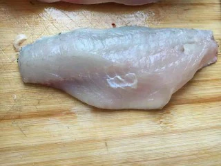 健康低卡香煎鲈鱼,新鲜的买来鲈鱼片好，尽量不要把刺片进去，这样口感会更好。