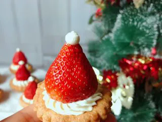 可爱圣诞帽子塔,一口一个草莓🍓,好过瘾