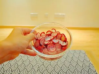 夏日开胃小菜——柠檬橙香萝卜,将腌出的水倒掉；