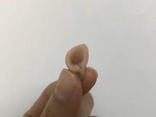 猪猪椰蓉小面包,把下面两个角捏起来，做成小耳朵。