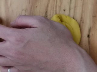 迪士尼挤挤小馒头,用手把他们往中间压，成团