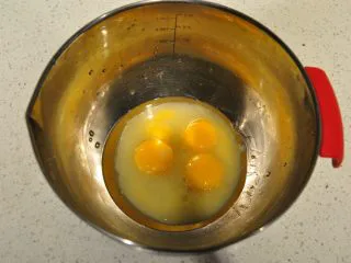 日式豆乳盒子蛋糕,将蛋黄、细砂糖(10克)、玉米油和水放入盆中。