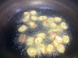 #老油条的青春#回锅油条炒腊肉,油温六成倒入油条节