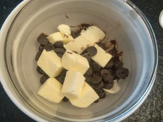 来自冬天的温暖—重芝士布朗尼蛋糕,一起隔水融化。