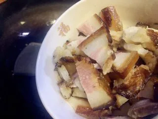#老油条的青春#回锅油条炒腊肉,中火，放入腊肉稍炒一下