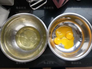 唐草彩绘蛋糕卷,盆内无油无水,蛋清蛋黄分离。