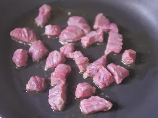 蔬菜虾仁焗饭,锅中下油，肉煎熟盛出备用