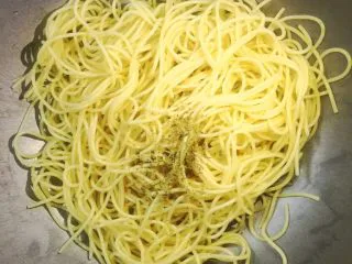 意大利肉酱意粉,将2ml橄榄油放入炒锅，下入煮好的意大利面，放入意大利混合干香草炒匀。（面炒至温热即可）