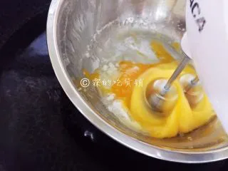 黑米蜂蜜小蛋糕,全蛋打发,如果不是夏天的话,建议坐在一盆温水上,更加容易打发。先中速,看到有密集的泡沫出现换成高速。