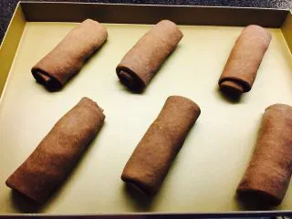 网红脏脏包（开酥版）,卷好后，放置于烤盘内，进行发酵。因为开酥包裹的黄油。发酵温度不可过高。温度不要超过30度。发酵时间大概2个小时。发酵至体积变大。烤箱180度，中下层，13到15分钟。亦可，上火170，底火200度。13到15分钟，具体根据自己烤箱调节。