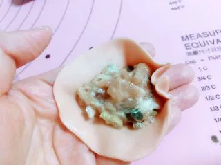 马卡龙色 高颜值汤饺系列@@ 猪肉大葱馅●麦穗饺,右边开始弄个 W的形状，这个麦穗饺子包起来还是有一定技巧的。