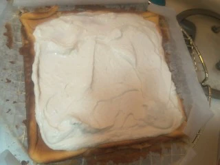 柔软到出乎意料-奶酪蛋糕卷,我这里涂上奶油事实证明其实不涂更好吃😋蛋糕体超柔软细腻【奶油奶酪40g淡奶油120g细砂糖12g