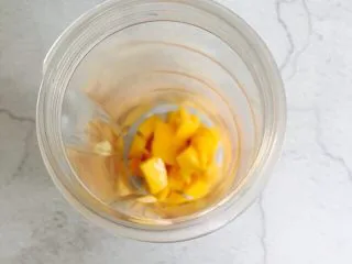 芒果香蕉奶昔,芒果粒放入料理杯