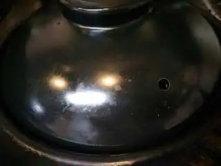 生焗啫啫湛江鸡,加盖火不可以太大也不可太小焗制10 分钟,