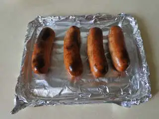 BBQ烧烤鸡腿扒套餐,烤箱预热，上下火180度，放入烤肠，烤制15分钟，取出