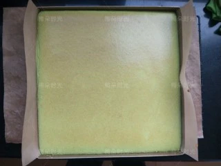 唐草彩绘蛋糕卷,烤好的蛋糕