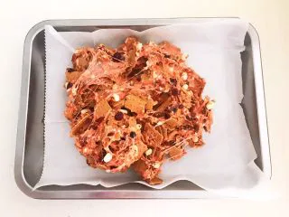 美味小零食 别样雪花酥,把炒好的雪花酥糖放入烤盘