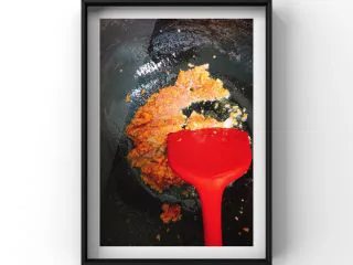 红薯牛肉酱面,锅内倒入宝宝核桃油放入牛肉泥炒香！