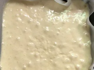 奶油海绵蛋糕,倒入铺好油纸的模具。