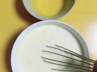 浓香蜜瓜蛋挞,注意倒入,充分搅拌均匀。