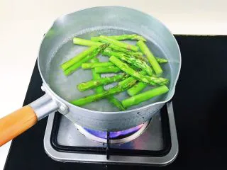 培根“如意”卷, 另取一锅烧开水后将芦笋焯熟（加入适量食盐和一两滴橄榄油 会使芦笋更加脆嫩鲜美）