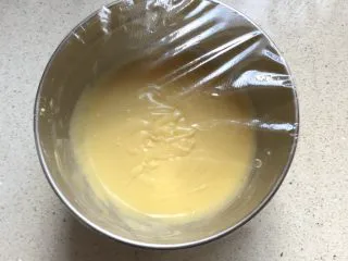 柠檬味小蛋糕,搅拌好的面糊细腻顺滑、盖保鲜膜放置一小时！ 